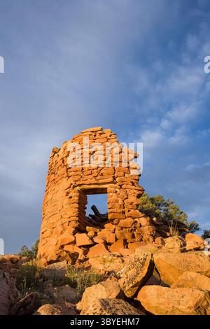 20. Oktober 2007, Shash JAA Unit - Bears Ears Nati, Utah, Vereinigte Staaten: Die Ruinen eines alten Puebloan Steinfeldturms am Cave Towers Ruin Complex im Mule Canyon im Shash JAA Unit des Bears Ears National Monument im Südosten Utahs. (Kreditbild: © Jon G. Fuller/VW Pics via ZUMA Press Wire) Stockfoto