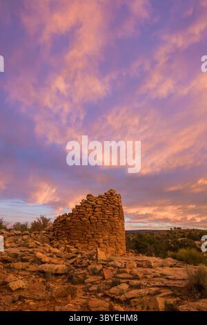 20. Oktober 2007, Shash JAA Unit - Bears Ears Nati, Utah, Vereinigte Staaten: Die Ruinen eines alten Puebloan Steinfeldturms am Cave Towers Ruin Complex im Mule Canyon im Shash JAA Unit des Bears Ears National Monument im Südosten Utahs. (Kreditbild: © Jon G. Fuller/VW Pics via ZUMA Press Wire) Stockfoto