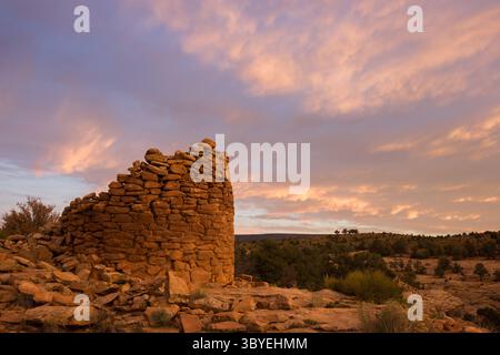 20. Oktober 2007, Shash JAA Unit - Bears Ears Nati, Utah, Vereinigte Staaten: Die Ruinen eines alten Puebloan Steinfeldturms am Cave Towers Ruin Complex im Mule Canyon im Shash JAA Unit des Bears Ears National Monument im Südosten Utahs. (Kreditbild: © Jon G. Fuller/VW Pics via ZUMA Press Wire) Stockfoto