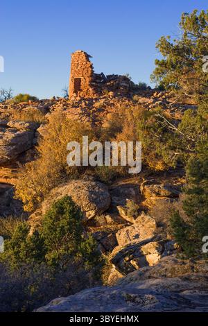 19. Oktober 2007, Shash JAA Unit - Bears Ears Nati, Utah, Vereinigte Staaten: Die Ruinen eines alten Puebloan-Steinfeldturms am Cave Towers Ruin Complex im Mule Canyon im Shash JAA Unit des Bears Ears National Monument im Südosten Utahs. (Kreditbild: © Jon G. Fuller/VW Pics via ZUMA Press Wire) Stockfoto