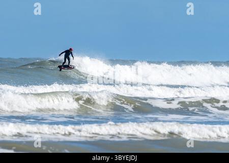 3. Januar 2022, Brownsville, Texas, Vereinigte Staaten: Ein Foliensurfer reitet im Winter im Süden von Texas mit seinem Tragflächenbrett auf Wellen am Boca Chica Beach am Golf von Mexiko. (Kreditbild: © Jon G. Fuller/VW Pics via ZUMA Press Wire) Stockfoto