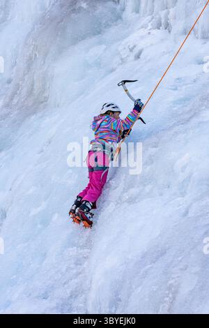 14. Februar 2022, Ouray, Colorado, USA: Ein 9-jähriges pld-Mädchen lernt Eisklettern im Ouray Ice Park in Colorado. (Kreditbild: © Jon G. Fuller/VW Pics via ZUMA Press Wire) Stockfoto