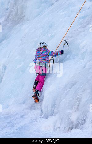 14. Februar 2022, Ouray, Colorado, USA: Ein 9-jähriges pld-Mädchen lernt Eisklettern im Ouray Ice Park in Colorado. (Kreditbild: © Jon G. Fuller/VW Pics via ZUMA Press Wire) Stockfoto