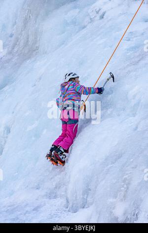 14. Februar 2022, Ouray, Colorado, USA: Ein 9-jähriges pld-Mädchen lernt Eisklettern im Ouray Ice Park in Colorado. (Kreditbild: © Jon G. Fuller/VW Pics via ZUMA Press Wire) Stockfoto