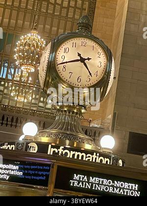 Der Informationskiosk in der Haupthalle des Grand Central wird von der berühmten Uhr 2025 in New York City, USA, gekrönt Stockfoto