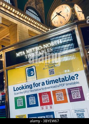 Der Informationskiosk in der großen Halle des Grand Central wird von der berühmten Uhr 2025 in New York City, USA, gekrönt Stockfoto