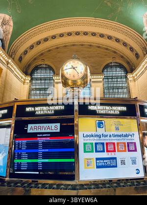 Der Informationskiosk in der großen Halle des Grand Central wird von der berühmten Uhr 2025 in New York City, USA, gekrönt Stockfoto