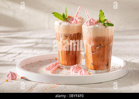 Kalter und leckerer Eiskaffee perfekt für einen heißen Tag. Latte mit süßer Sahne. Stockfoto
