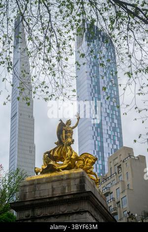 Das U.S.S. Maine National Monument im Central Park New York mit dem Steinway Tower und den One57-Gebäuden bildet Eine Kulisse. Stockfoto