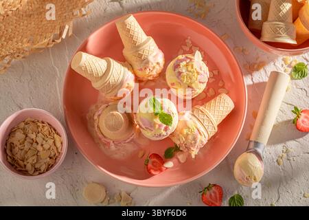 Hausgemachtes und köstliches Erdbeereis aus Beerenfrüchten. Eis aus Sahne und Beerenfrüchten. Stockfoto