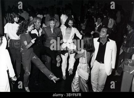 Um 1983: Konzertveranstalter RON DELSENER Line Dancing bei einem Party Line Dance (Delsener ist Zweiter von links). Delsener, ein gebürtiger New Yorker, begann in der Konzertbranche und arbeitete für den Veranstalter, der das erste Freiluftkonzert der Beatles im Forest Hills Tennis Stadium in Queens inszenierte. (Kreditbild: © John Bellissimo/Retna Via ZUMA Press Wire) Stockfoto
