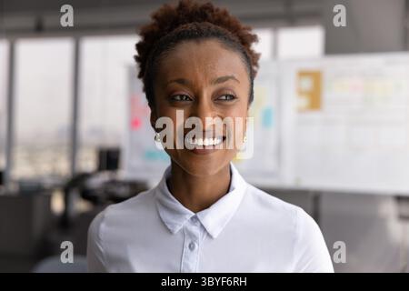 Kopfporträt einer jungen afrikanischen Geschäftsfrau Stockfoto