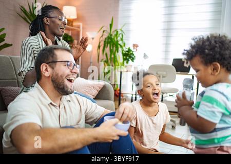 Familie, die fröhliche Momente in einem gemütlichen Wohnzimmer genießt Stockfoto