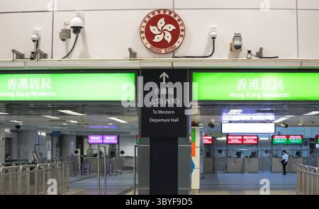 Februar 2023, Hongkong, CHINA: Eingang zur Abflughalle am Grenzkontrollpunkt Hongkong-China, Lo Wu. Lo Wu (China) - die Grenze zu Hongkong soll am kommenden Montag, 6. Februar nach drei Jahren Schließung eröffnet werden.Jan-3.2023Hongkong.ZUMA/Liau Chung-ren (Foto: © Liau Chung-ren/ZUMA Press Wire) Stockfoto