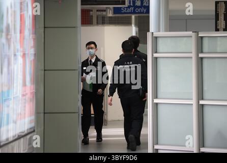 Februar 2023, Hongkong, CHINA: Beamte der Einwanderungsbehörde Hongkong bewegen sich innerhalb des Sperrbereichs am Grenzkontrollpunkt Hongkong-China in Lo Wu.Feb-3.2023Hongkong.ZUMA/Liau Chung-ren (Kreditbild: © Liau Chung-ren/ZUMA Press Wire) Stockfoto