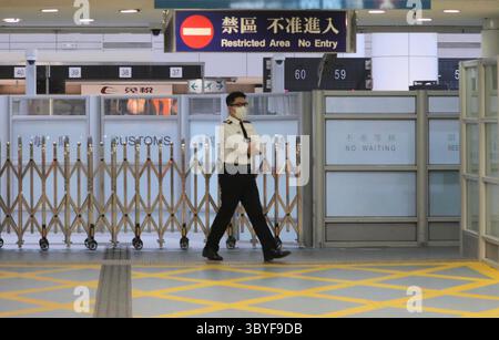 3. Februar 2023, Hongkong, China: In Hongkong spaziert ein Beamter des Einwanderungsministeriums am Sperrgebiet des Hong Kong Custom, Lo Wu vorbei. Die Grenze zwischen Hongkong und China soll am kommenden Montag nach drei Jahren Schließung wieder geöffnet werden. (Foto: © Liau Chung-ren/ZUMA Press Wire) Stockfoto