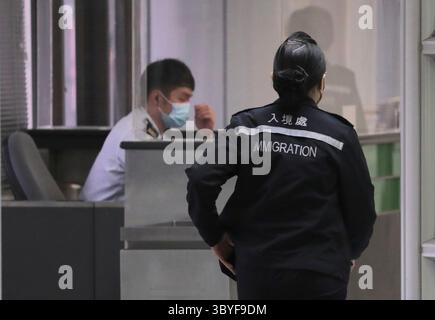 Februar 2023, Hongkong, CHINA: Beamte der Einwanderungsbehörde Hongkong im Sperrbereich am Grenzkontrollpunkt Hongkong-China in Lo Wu.Feb-3.2023Hongkong.ZUMA/Liau Chung-ren (Kreditbild: © Liau Chung-ren/ZUMA Press Wire) Stockfoto