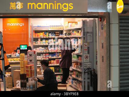 Februar 2023, Hongkong, CHINA: In Hongkong bereiten sich Ladenassistenten auf die Wiedereröffnung der Grenze Hongkong-China bei Lo Wu vor. Nach drei Jahren Sperrung aufgrund der Pandemie wird der größte Landkontrollpunkt an der Grenze Hongkong-China bei Lo Wu am kommenden Montag, 6. Februar, wieder eröffnet.Feb-3. 2023Hongkong.ZUMA/Liau Chung-ren (Foto: © Liau Chung-ren/ZUMA Wire Press) Stockfoto