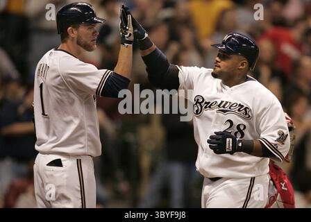 27. Januar 2000 – USA – Corey Hart von Milwaukee Brewers gratuliert seinem Teamkollegen Prince Fielder (28), nachdem Fielder am Samstag, den 15. September 2007, im Miller Park in Milwaukee, Wisconsin, einen Heimlauf gegen die Cincinnati Reds geschlagen hatte. (Bild: © Rick Wood/Milwaukee Journal Sentinel via ZUMA Press Wire) Stockfoto