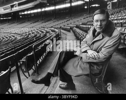 14. April 2000 - Milwaukee, WI, USA - der Besitzer der Milwaukee Brewers, Bud Selig, genießt am 23. März 1988 die Aussicht von einem leeren County Stadium. Er sagte damals, dass er Druck, Angst und Enttäuschung erlebt habe, aber es in den 18 Jahren, seit er Eigentümer des Baseballvereins geworden sei, nie bereue. (Bild: © Milwaukee Journal Sentinel via ZUMA Press Wire) Stockfoto