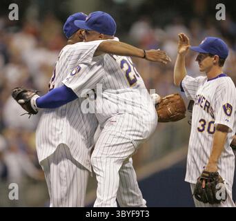 12. März 2001: Milwaukee Brewers Prince Fielder springt in die Arme von CC Sabathia, während Craig Counsell dem Pitcher nach seinem sechsten Sieg gegen die Washington Nationals am Freitag, den 8. August 2008, im Miller Park in Milwaukee, Wisconsin, gratuliert. (Foto: © Jeffrey Phelps/Milwaukee Journal Sentinel via ZUMA Press Wire) Stockfoto