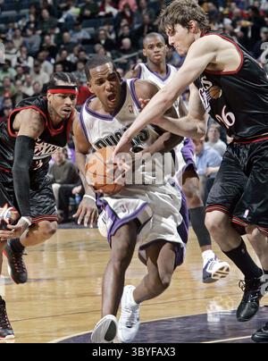 1. März 2005 - USA - KRT SPORTS STORY SLUGGED: SIXERS-BUCKS KRT FOTO VON DAVID JOLES/MILWAUKEE JOURNAL SENTINEL (1. März) MILWAUKEE, WI -- The Bucks' Michael Redd fährt zum Korb gegen Allen Iverson aus Philadelphia links und Kyle Korver im dritten Quartal ihres Spiels am Montag, 1. März 2005, im Bradley Center in Milwaukee, Wisconsin. (Mvw) 2005. (Foto: © David Joles/Milwaukee Journal Sentinel via ZUMA Press Wire) Stockfoto