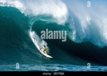 LOCAL BOY DOES GOODE: 22. Januar 2023, North Shore, Hawaii, USA: LUKE SHEPARDSON, 27, in Aktion während des Eddie Big Wave Invitational in Waimea Bay. Luke Shepardson, der aus Oahu stammende Shepardson, gewinnt Eddie vor 50.000 Zuschauern in Waimea Bay. Für „Eddie“-Zuschauer bieten Big Waves und Big-Wave-Surfer „Wild Show“. Luke ist der 10. Gewinner des Eddie, des erstklassigen Events im Surfsport – des Super Bowl des Surfens. Das 34. Eddie Big Wave Invitational feiert die aktuelle Abstammung der Big Wave Surfer sowie die, die sich durch die Entwicklung von Big Wave Surfern auszeichnen Stockfoto