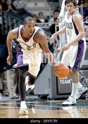 10. Januar 2006: Die Milwaukee Bucks' Michael Redd fährt in Richtung Korb gegen die Minnesota Timberwolves. Die Bucks besiegten die Timberwolves 95-92 im Bradley Center in Milwaukee, Wisconsin, Dienstag, den 10. Januar 2006. (Kristyna Wentz-Graff/Milwaukee Journal Sentinel/KRT) (Bild: © Kristyna Wentz-Graff/Milwaukee Journal Sentinel via ZUMA Press Wire) Stockfoto