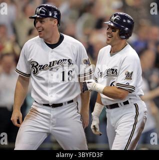 18. Mai 2006: In den USA: Jeff Cirillo, Right und Gabe Gross von Milwaukee Brewers treffen im siebten Inning gegen die Philadelphia Phillies auf Geoff Jenkins Doppel. Die Brewers besiegten die Phillies am Donnerstag, den 18. Mai 2006, im Miller Park in Milwaukee, Wisconsin. (Jeffrey Phelps/Milwaukee Journal Sentinel/KRT) (Bild: © Jeffrey Phelps/Milwaukee Journal Sentinel via ZUMA Press Wire) Stockfoto