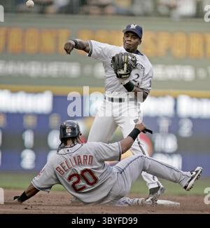 18. Juni 2006 – USA – der zweite Baseman Rickie Weeks von Milwaukee Brewers markiert Ronnie Belliard der Cleveland Indians im zweiten Inning. Die Brewers besiegten die Indians 3-2 im Miller Park in Milwaukee, Wisconsin am Samstag, den 17. Juni 2006. (Jack Orton/Milwaukee Journal Sentinel/KRT) (Bild: © Jack Orton/Milwaukee Journal Sentinel Via ZUMA Press Wire) Stockfoto