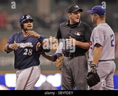 5. September 2006 – USA – Los Angeles Dodgers zweiter Baseman Jeff Kent (rechts) streitet mit dem Schiedsrichter Tom Hallion darüber, ob Milwaukee Brewers Prince Fielder (links) auf der zweiten Basis im vierten Inning sicher war. Die Brewers besiegten die Dodgers am Montag, 4. September 2006, im Miller Park in Milwaukee, Wisconsin. (Foto: © Mary Jo Walicki/Milwaukee Journal Sentinel via ZUMA Press Wire) Stockfoto