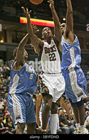 21. Oktober 2006 – USA: Michael Redd von Milwaukee Bucks fährt am Samstag, 21. Oktober 2006, im Bradley Center in Milwaukee, Wisconsin, vorbei an Yakhouba Diawara von Denver Nuggets (links) und Joe Smith (rechts). Die Bucks besiegten die Nuggets 119–108. (Bild: © Michael Sears/Milwaukee Journal Sentinel via ZUMA Press Wire) Stockfoto