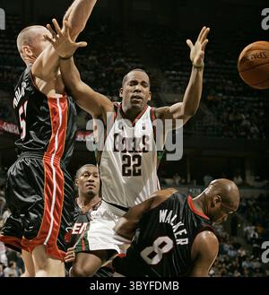 20. Dezember 2006 – USA – Miami Heats Antoine Walker (8) bekämpft Michael Redd von Milwaukee Bucks, als er am Mittwoch, den 20. Dezember 2006 in Richtung des Korbs im Bradley Center in Milwaukee, Wisconsin fährt. (Bild: © Rick Wood/Milwaukee Journal Sentinel via ZUMA Press Wire) Stockfoto