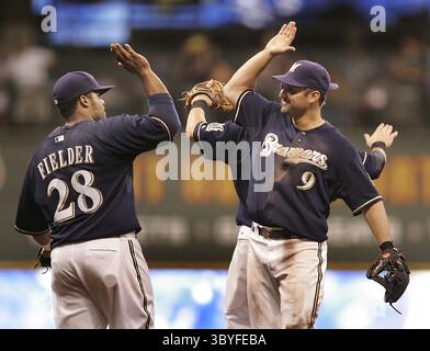 5. August 2007 - STEMPEL, USA - Milwaukee Brewers Prince Fielder, Linke, und Teamkollege Tony Graffanino feiern am Samstag, 4. August 2007, ihren 6-5 Sieg über die Philadelphia Phillies im Miller Park in Milwaukee, Wisconsin. (Foto: © Maryjo Walicki/Milwaukee Journal Sentinel via ZUMA Press Wire) Stockfoto