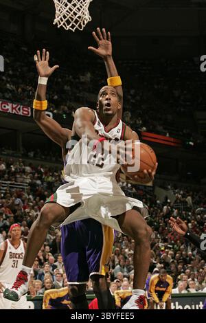 21. November 2007: Michael Redd von Milwaukee Bucks fährt am Mittwoch, 21. November 2007, im Bradley Center in Milwaukee, Wisconsin, gegen die Los Angeles Lakers in die Mitte. (Bild: © Rick Wood/Milwaukee Journal Sentinel via ZUMA Press Wire) Stockfoto