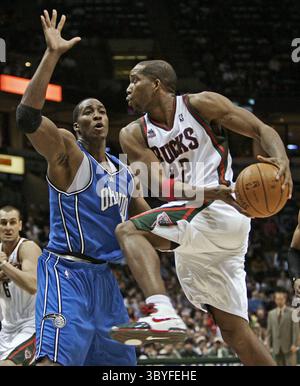 12. Dezember 2007: Michael Redd von Milwaukee Bucks fährt am Mittwoch, 12. Dezember 2007, im Bradley Center in Milwaukee, Wisconsin, gegen Dwight Howard von Orlando Magic. (Bild: © Benny Sieu/Milwaukee Journal Sentinel via ZUMA Press Wire) Stockfoto