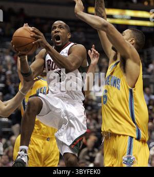 13. Februar 2008: Michael Redd von Milwaukee Bucks fährt am Mittwoch, den 13. Februar 2008, im Bradley Center in Milwaukee, Wisconsin, gegen Tyson Chandler der New Orleans Hornets. Die Hornets besiegten die Bucks 111–107. (Bild: © Benny Sieu/Milwaukee Journal Sentinel via ZUMA Press Wire) Stockfoto