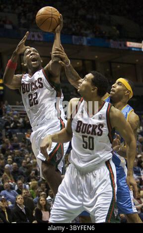 23. Februar 2008: Michael Redd von Milwaukee Bucks (22) wird 50 am Samstag, 23. Februar 2008, im Bradley Center in Milwaukee, Wisconsin, auf dem Weg zum Korb von Kenyon Martin von Denver Nuggets (4) beeinflußt. (Bild: © Michael Sears/Milwaukee Journal Sentinel via ZUMA Press Wire) Stockfoto