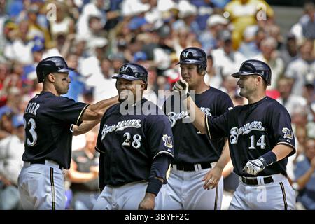 19. Juni 2008: Milwaukee Brewers Gabe Kappler (links) gratuliert Prinz Fielder (28), Corey Hart und Russell Branyan (14), die im dritten Inning am Donnerstag, den 19. Juni 2008, im Miller Park in Milwaukee, Wisconsin, einen dreimaligen Heimlauf gegen die Toronto Blue Jays geschlagen haben. (Bild: © Rick Wood/Milwaukee Journal Sentinel via ZUMA Press Wire) Stockfoto