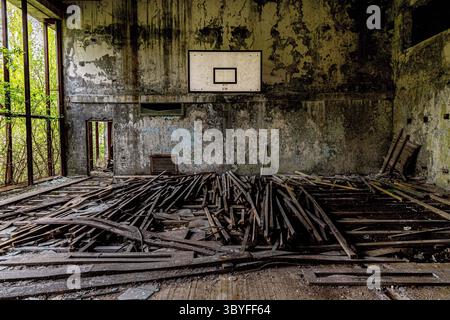 5. Mai 2023, Pripyat, Kiew Oblast, Ukraine: Das abfallende Basketballfeld im Kulturpalast in Pripyat. (Foto: © Gabriel Romero/ZUMA Press Wire) Stockfoto
