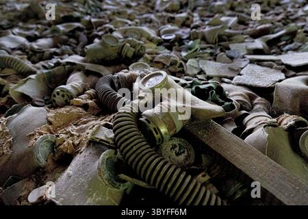 5. Mai 2023, Pripyat, Kiew Oblast, Ukraine: Hunderte von Gasmasken aus sowjetischer Zeit liegen auf einem Haufen in der Grundschule Nr. 3. (Foto: © Gabriel Romero/ZUMA Press Wire) Stockfoto