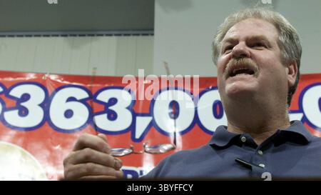 12. Mai 2000 - USA - KRT US NEWS STORY SLUGGED: LOTTERIE KRT FOTO VON CRAIG PORTER/DETROIT FREE PRESS (KRT119) LANSING, MICHIGAN, 12. Mai -- Lotteriesieger Larry Ross von Shelby Township trifft die Presse im Lansing Romney Gebäude in Lansing Michigan am Freitag. Die Familie Ross reiste in die Hauptstadt des Bundesstaates, um einen Scheck von Don Gilmer über 81,5 Millionen anzunehmen, deren Hälfte aus der Lotterie stammt. PL BL KD 2000 (HORIZ.) (kn) (Bild: © Detroit Free Press via ZUMA Press Wire) Stockfoto