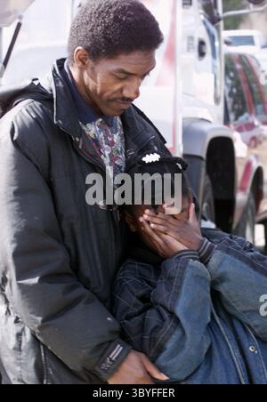 29. Februar 2000 - USA - KRT US NEWS STORY SLUGGED: SCHOOLSHOOTING KRT FOTO VON RICHARD LEE/DETROIT FREE PRESS (KRT137) MOUNT MORRIS TOWNSHIP, MICHIGAN 29. Februar - Tommy Davis hält seine Tochter Margarett, 10, vor der Buell Elementary School in Mount Morris Township, Michigan, nördlich von Flint, Michigan, Dienstag, Februar 2000. Ein 6-jähriger Junge erschoss und tötete einen weiteren Erstklässler am Dienstag. (KRT) PL KD BL 2000 (Vert) (lde) (Bild: © Detroit Free Press via ZUMA Press Wire) Stockfoto