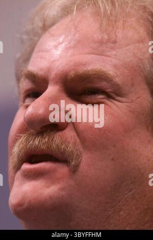 12. Mai 2000 - USA - KRT US NEWS STORY SLUGGED: LOTTERIE KRT FOTO VON CRAIG PORTER/DETROIT FREE PRESS (KRT120) LANSING, MICHIGAN, 12. Mai -- Lotteriesieger Larry Ross von Shelby Township trifft die Presse im Lansing Romney Gebäude in Lansing Michigan am Freitag. Die Familie Ross reiste in die Hauptstadt des Bundesstaates, um einen Scheck von Don Gilmer über 81,5 Millionen anzunehmen, deren Hälfte aus der Lotterie stammt. PL BL KD 2000 (VERT.) (kn) (Bild: © Detroit Free Press via ZUMA Press Wire) Stockfoto