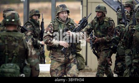 12. März 2004 - US-KRT WORLD NEWS STORY SLUGGED: USIRAQ-JUBILÄUM-APACHE KRT FOTO VON DAVID P. GILKEY/DETROIT FREE PRESS (16. März) Sgt. Andrew Allen, mit Alpha Company 1-30, geht vom Schießstand in Fort Benning, Georgia, 12. März 2004. Sgt. Allen wurde bei der Schlacht um den Internationalen Flughafen in Bagdad verletzt, als er mit Schrapnell in Hand, Arm und Hals getroffen wurde. Ein Jahr nach dem Bodenkrieg im Irak erinnern sich die Soldaten der Alpha-Kompanie 1-30-Infanterie an die Not und den Kampf im Irak, während sie versuchen, konzentriert zu bleiben, während sie sich darauf vorbereiten, bereits in diesem Jahr zurückzugehen Stockfoto