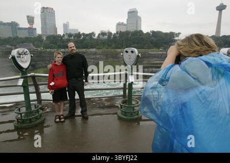 13. August 2004 - USA - KRT LIFESTYLE STORY SLUGGED: NIAGARAJUMPER KRT FOTO VON CHIP SOMODEVILLA/DETROIT FREE PRESS (August 30) am 20. Oktober 2003 sprang Kirk Jones aus Canton, Michigan, vom Geländer entlang des Niagara River in Ontario, Kanada, und wurde der erste Mensch, der den 300 Meter hohen Fall über die Horseshoe Falls überlebte, ohne die Kleidung auf seinem Rücken. Jones posiert für ein Foto mit Brandon Wagner, 10, aus Long Island, New York. Wagners Mutter, Margie Wagner, 39, macht das Foto rechts. (nk) 2004 (Bild: © Chip Somodevilla/Detroit Free Press via ZUMA Press Wire) Stockfoto