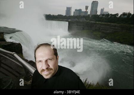 13. August 2004 - USA - KRT LIFESTYLE STORY SLUGGED: NIAGARAJUMPER KRT FOTO VON CHIP SOMODEVILLA/DETROIT FREE PRESS (August 30) am 20. Oktober 2003 sprang Kirk Jones aus Canton, Michigan, vom Geländer entlang des Niagara River in Ontario, Kanada, und wurde der erste Mensch, der den 300 Meter hohen Fall über die Horseshoe Falls überlebte, ohne die Kleidung auf seinem Rücken. Heute, nach einem Stint beim Zirkus, hat Jones mit denselben Problemen zu kämpfen, die seinen Sprung inspiriert haben. (nk) 2004 (Bild: © Chip Somodevilla/Detroit Free Press via ZUMA Press Wire) Stockfoto