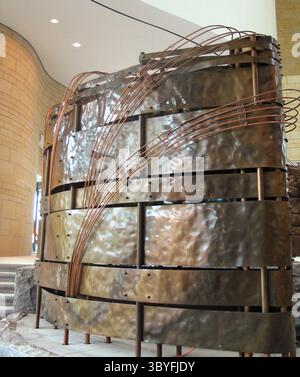 9. September 2004 - USA - KRT TRAVEL STORY SLUGGED: UST-DC-INDIANMUSEUM KRT FOTOGRAFIE VON ELLEN CREAGER/DETROIT FREE PRESS (19. September) Ein Kupferschirm in einem Basketweave-Motiv ist Teil des Potomac Atriums im Eingang des neuen National Museum of the American Indian in Washington, D.C. (cdm) 2004 (Credit Image: © Ellen Creager/Detroit Free Press via ZUMA Press Wire) Stockfoto