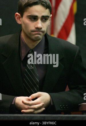 3. Dezember 2004 - USA - KRT US NEWS STORY SLUGGED: SEEMANN-PROZESS KRT FOTOGRAFIE VON CHIP SOMODEVILLA/DETROIT FREE PRESS (3. Dezember) Greg Seaman, 23, bekämpft Tränen als er für die Verteidigung aussagte während des fünften Tages des Mordprozesses an seiner Mutter, Nancy Seaman, 52, Freitag, 3. Dezember, 2004 im Oakland County Circuit Court in Pontiac, Michigan. Nancy Seaman wird beschuldigt, in der Nacht des 9. Mai 2004 ihren Mann Robert Seaman, 57, mit einem Beil ermordet zu haben. (nk) 2004 (Foto: © Detroit Free Press via ZUMA Press Wire) Stockfoto