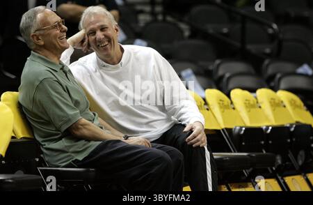 12. Juni 2005 - USA - KRT SPORTS STORY SLUGGED: BKN-FINALE KRT FOTO VON ERIC SEALS/DETROIT FREE PRESS (12. Juni) SAN ANTONIO, TX -- Detroit Pistons Trainer Larry Brown (links) spricht mit seinem guten Freund und Gegner Trainer Greg Popovich von den San Antonio Spurs auf der Pistons Bank vor Spiel 2 der NBA Finals im SBC Center in San Antonio, Texas, am Sonntag, 12. Juni 2005. (cdm) 2005 (Bild: © Eric Seals/Detroit Free Press via ZUMA Press Wire) Stockfoto